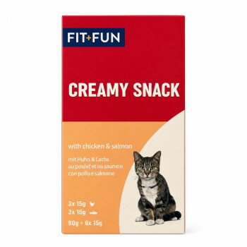 FIT+FUN Creamy Snack Box, rot/orange, „mit Huhn & Lachs“, Foto einer sitzenden getigerten Katze, 90 g = 6x15 g.