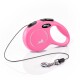 Une laisse rétractable pour chien rose vif avec une poignée noire et un clip argenté, présentant un logo et une silhouette de chien.