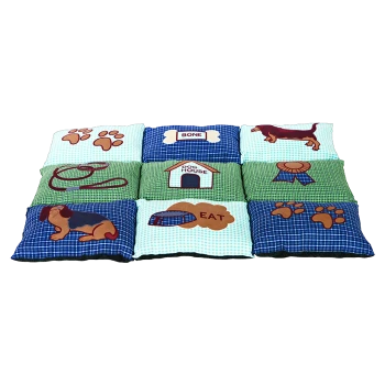 Eine bunte, haustierbezogene Decke mit neun Patches, die hundebezogene Designs zeigen: Pfotenabdrücke, einen Knochen, ein Hundehäuschen, eine Leine, einen Hund und das Wort "EAT."