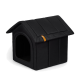 Schwarzes Haustierhaus mit einem geneigten Dach und einem Eingang an der Vorderseite, mit einem kleinen orangefarbenen Etikett an der Seite.