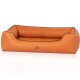 Oranges Hundebett mit einem gesteppten Innenraum und erhöhten Seiten, mit einem kleinen Logo, das "KNUFFELWUFF" liest.