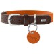Braunes Lederhalsband mit orangefarbenem Innenfutter, silberner Schnalle, rundem orangefarbenem Anhänger mit Hundesilhouette und Metallplakette 'HUNTER'.
