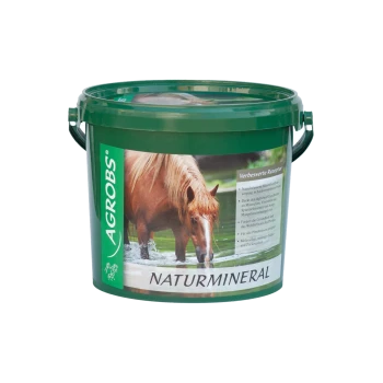 Grüner Eimer mit der Aufschrift "AGROBS NATURMINERAL," der ein Pferd zeigt, das Wasser trinkt, mit Text, der das verbesserte Rezept und den Mineralgehalt hervorhebt.