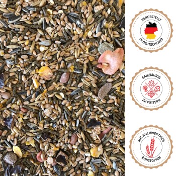 Braun-weißer Widderkaninchen sitzt auf Gras mit deutschem Text über natürliches, artgerechtes Nagetierfutter.