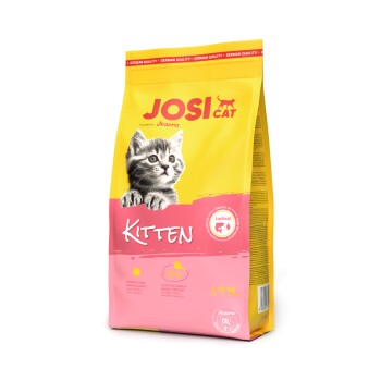 Eine bunte Katzenfuttertüte mit einem verspielten Kätzchen auf der Vorderseite, beschriftet mit "JOSI CAT KITTEN", mit Details zu Zutaten und Gewicht (1,9 kg).
