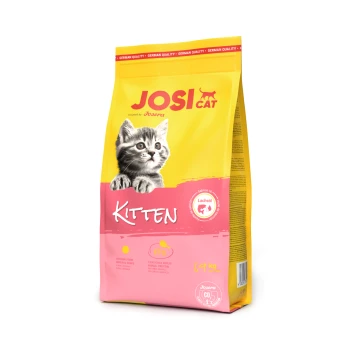 Eine bunte Katzenfuttertüte mit einem verspielten Kätzchen auf der Vorderseite, beschriftet mit "JOSI CAT KITTEN", mit Details zu Zutaten und Gewicht (1,9 kg).