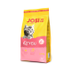 Eine bunte Katzenfuttertüte mit einem verspielten Kätzchen auf der Vorderseite, beschriftet mit "JOSI CAT KITTEN", mit Details zu Zutaten und Gewicht (1,9 kg).