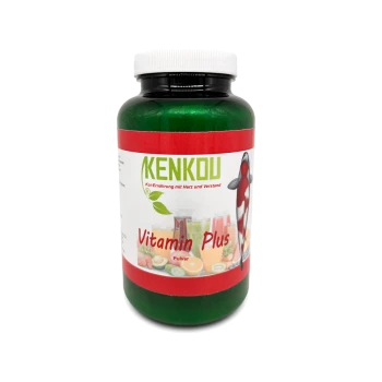 Grüne Flasche mit KENKOU Vitamin Plus Pulver für Koi-Fische, mit einem Etikett, das bunte Früchte und eine Koi-Fisch-Illustration zeigt.
