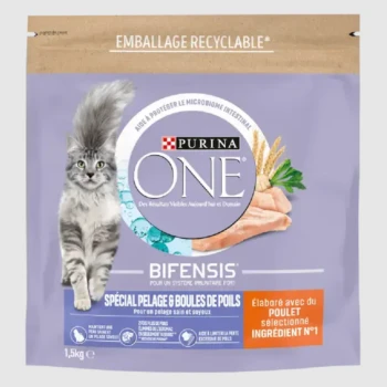 Emballage de nourriture pour chats Purina ONE Bifensis, avec un chat gris, mettant en avant les avantages pour le pelage et le contrôle des boules de poils, 1,5 kg.