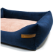 Marineblaues Haustierbett mit einem weichen rosa Zentrum und erhöhten Rändern, mit einem Lederetikett, das "REXPRODUCT.COM" liest.