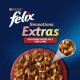 Verpackung des Purina Felix Sensations Extras Katzenfutters mit einer Schüssel voller fleischiger Stücke mit Gemüse, gekennzeichnet mit "Geschmacksvielfalt vom Land."