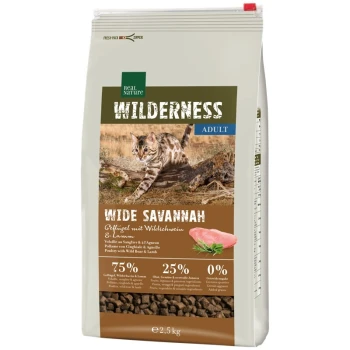 Eine Tüte Real Nature Wilderness Katzenfutter mit der Aufschrift "Wide Savannah", mit einer Wildkatze auf der Vorderseite, mit 75% Geflügel- und Wildschweingehalten.