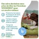 Chien brun et blanc mâchant une friandise dentaire WHIMZEES tenue à la main, texte publicitaire français sur le soin dentaire et la prévention de la plaque