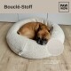 Ein schlafender Französischer Bulldogge, eingerollt in einem weichen Bouclé-Hundebett, mit sichtbarem "Bouclé-Stoff" und "hochwertiger Bouclé-Stoff".