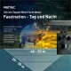 Pettec-Wildkamera mit Solarpanel neben einem Reh; deutscher Text 'Faszination - Tag und Nacht' und Reichweitenangaben '40-55 m', '20-30 m'.