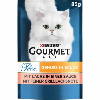 Weiße Katze auf blauem Hintergrund mit einer Purina Gourmet Katzenfutterverpackung, die 'Perle Genuss in Sauce mit Lachs' beschriftet ist.