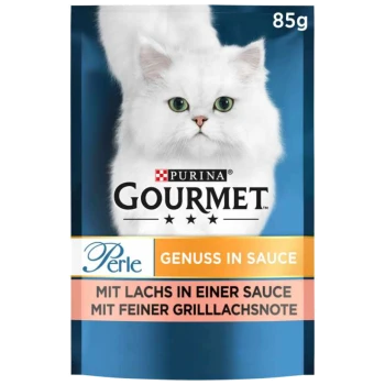 Weiße Katze auf blauem Hintergrund mit einer Purina Gourmet Katzenfutterverpackung, die 'Perle Genuss in Sauce mit Lachs' beschriftet ist.