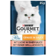 Chat blanc sur fond bleu avec un paquet de nourriture pour chats Purina Gourmet étiqueté 'Perle Genuss in Sauce mit Lachs.'