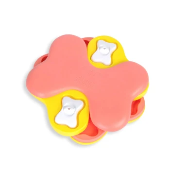 Buntes interaktives Hundespielzeug in Form eines Knochens, mit rosa und gelben Abschnitten und weißen Leckerli-Fächern.