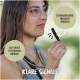 Eine Person hält eine schwarze Hundetrainingpfeife, mit einem Text, der angibt, dass sie eine standardisierte Frequenz von 5900Hz ausstrahlt und aus der Ferne hörbar ist.