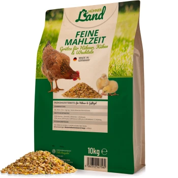 Ein 10 kg Sack "Hühner Land Feine Mahlzeit" Hühnerfutter, mit einem Huhn und zwei Küken auf der Vorderseite, mit Nährwertangaben auf der Rückseite.