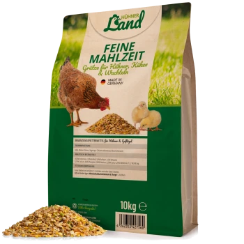 Ein 10 kg Sack "Hühner Land Feine Mahlzeit" Hühnerfutter, mit einem Huhn und zwei Küken auf der Vorderseite, mit Nährwertangaben auf der Rückseite.
