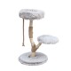 Een beige en crèmekleurige kattenboom met twee pluche platforms en een sisal touw voor krabben, ontworpen voor katten spel en rust.