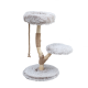 Un arbre à chat beige et crème avec deux plateformes en peluche et une corde en sisal pour gratter, conçu pour le jeu et le repos félin.