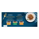 Gourmet-Nassfutter auf einem weißen Teller mit drei Probeschälchen und einer goldenen Gabel vor blauem Hintergrund; sichtbarer Text "Duetto/Duo"