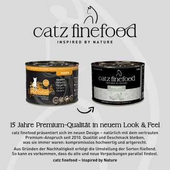 Zwei Dosen catz finefood Känguru-Katzenfutter mit alten und neuen Verpackungsdesigns und Text über 15 Jahre Premiumqualität.