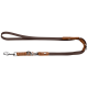 Braune Lederhundeleine mit hellbraunen gepolsterten Akzenten, silbernem Drehkarabiner und Ringen sowie kleinem Metallmarkenanhänger.