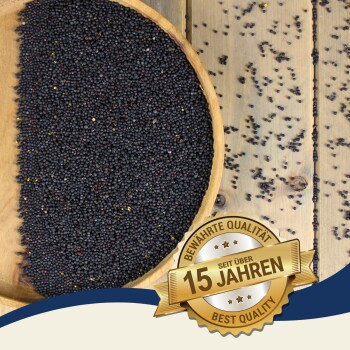 Eine Holzschüssel gefüllt mit schwarzen Samen, einige Samen sind auf einer Holzoberfläche verstreut. Ein Abzeichen liest "15 Jahre Best Qualität".