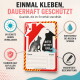 Feuerwehrmann hält einen Welpen vor einem Feuer, mit rotem Notfall-Aufkleber für Haustierrettung „Bitte rettet uns.“