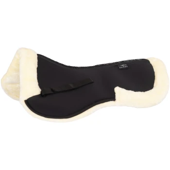 Schwarzes Pferdesattelpad mit einer weichen cremefarbenen Fleece-Innenseite und einem Riemen, mit einem Equinmate-Logo am Rand.