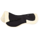 Schwarzes Pferdesattelpad mit einer weichen cremefarbenen Fleece-Innenseite und einem Riemen, mit einem Equinmate-Logo am Rand.