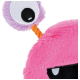 Close-up van een roze pluchen huisdierspeeltje met een groot zwart-wit oog en een paarse pluizige steel.
