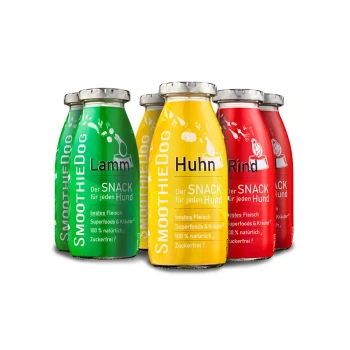 Klassik 6x250 ml Fünf bunte Smoothie-Flaschen für Hunde, beschriftet mit "Lamm," "Huhn," und "Rind," mit Text über natürliche Zutaten und Snacks.