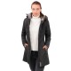 Eine Frau in einer stilvollen schwarzen Jacke über einem weißen Pullover, die mit den Händen in den Taschen steht und einen modernen Outdoor-Look präsentiert.