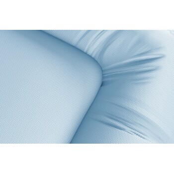 Nahaufnahme eines weichen, strukturierten blauen Hundebettes, das seinen plüschigen Stoff und das gepolsterte Design zeigt.