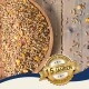 Eine Holzschüssel mit Samen und Körnern, mit einem goldenen Abzeichen, das 'Beste Qualität' und '10 Jahre' für über 10 Jahre vertrauenswürdige Qualität liest.