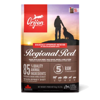Orijen Regional Red Hundefutterbeutel mit Sonnenuntergangshintergrund, der 85% hochwertige tierische Zutaten wie Rind, Wildschwein, Bison, Lamm und Schwein zeigt.
