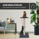 Gemütliches Wohnzimmer mit einem Katzenbaum; eine Katze oben, eine andere klettert. Text: "ZUM WOHLFÜHLEN - Hoher Liegekomfort durch gepolsterte Liegeplatte."