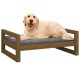 Ein Golden Retriever, der glücklich auf einem stilvollen Holz-Hundebett mit einem grauen Kissen liegt, das Komfort und Entspannung zeigt.