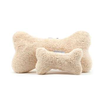 Zwei plüschige Hundeknochen-Spielzeuge in einem weichen beigen Farbton, eines groß und eines klein, vor einem weißen Hintergrund präsentiert.