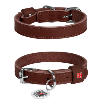 Bruine leren hondenhalsband met metalen gesp en D-ring, rood label 'WAU DOG' en ronde ID-tag met QR-code en de tekst 'SCAN ME'.
