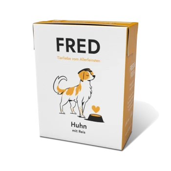 Kartons mit Hundefutter, gekennzeichnet mit "FRED", das einen Cartoon-Hund und den Text "Huhn mit Reis" und "Tierliebe vom Allerfeinsten" zeigt.