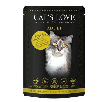 Verpackung von Cat's Love Adult Katzenfutter mit einer flauschigen Katze mit goldenen Augen, die "71% Kalb & Truthahn," "Omega 3 & 6" und "100% Natürlich" hervorhebt.