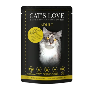 Verpackung von Cat's Love Adult Katzenfutter mit einer flauschigen Katze mit goldenen Augen, die "71% Kalb & Truthahn," "Omega 3 & 6" und "100% Natürlich" hervorhebt.