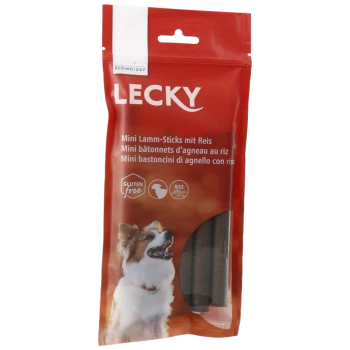 Rote Verpackung für Lecky Mini Lammsticks mit Reis, mit einem glücklichen Hund auf der Vorderseite. Der Text enthält "Glutenfrei" und "Reis."