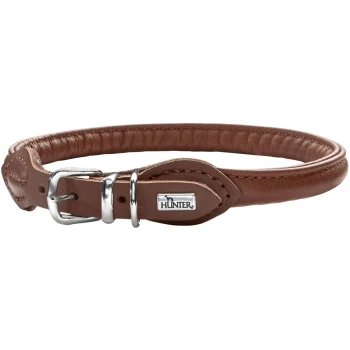 Halsband Round & Soft braun 40 cm Brauner Lederhundehalsband mit einer silbernen Schnalle und einem kleinen "HUNTER"-Logo-Anhänger.